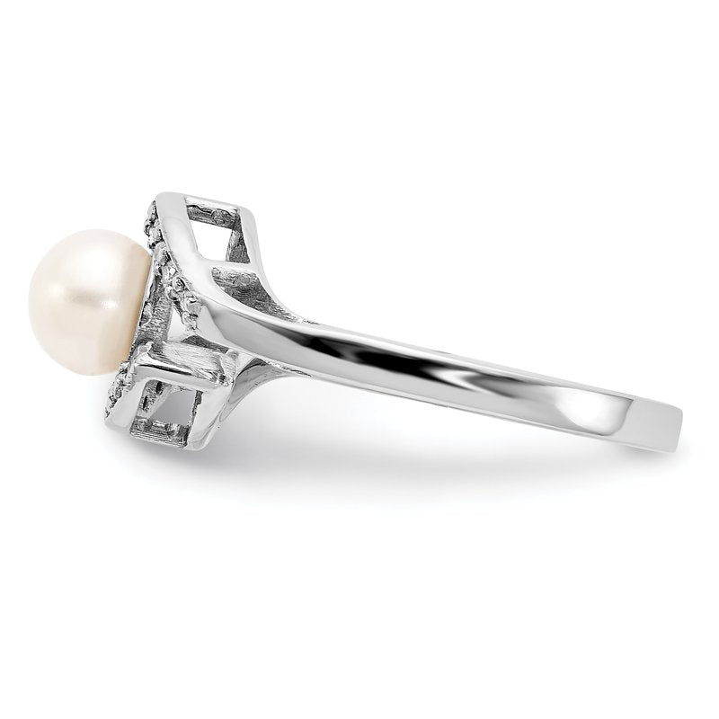 14k White Gold 5.5mm FW Cultured Pearl AAA Diamond ring