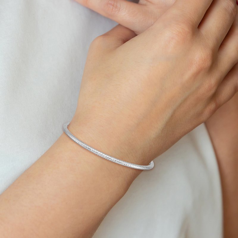 14k White Gold Polished Diamond-cut Tube 3.00mm Slip-on Round Bangle Bracelet