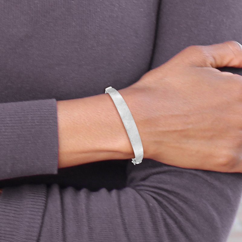 14k White Gold Satin Finish Graduated 8.00mm Hinged Oval Bangle Bracelet